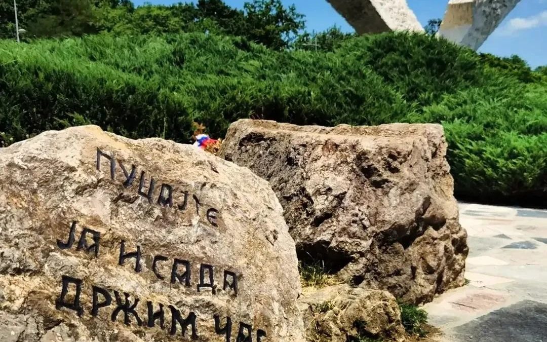 ОДАВАЊЕ ПОЧАСТИ КРАГУЈЕВАЧКИМ НОВОМУЧЕНИЦИМА